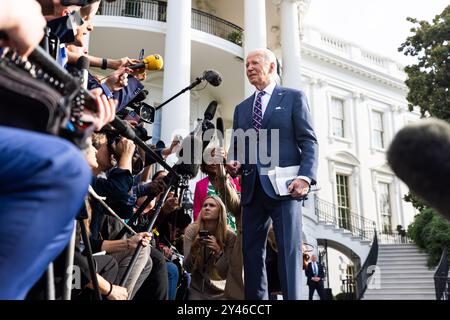 Washington DC, USA. September 2024. US-Präsident Joe Biden spricht kurz mit den Medien, bevor er am 16. September 2024 aus dem Weißen Haus zu einem Tagesausflug nach Wilmington, dann Philadelphia, in Washington, DC, USA, verlässt. Der Präsident sprach über den zweiten Attentat auf den republikanischen Präsidentschaftskandidaten Donald Trump und sagte, er sei froh, dass der frühere Präsident in Ordnung sei. Credit: Jim LoScalzo/Pool über CNP/MediaPunch Credit: MediaPunch Inc/Alamy Live News Stockfoto