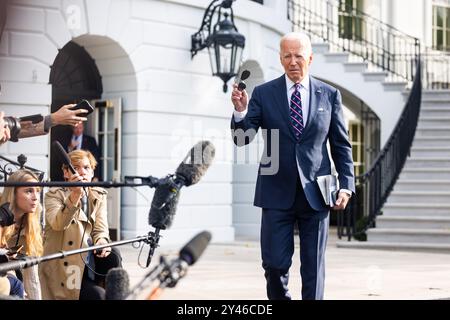 Washington DC, USA. September 2024. US-Präsident Joe Biden bereitet sich darauf vor, kurz mit den Medien zu sprechen, bevor er am 16. September 2024 das Weiße Haus verlässt, um einen Tagesausflug nach Wilmington, dann Philadelphia, in Washington, DC, USA, zu Unternehmen. Der Präsident sprach über den zweiten Attentat auf den republikanischen Präsidentschaftskandidaten Donald Trump und sagte, er sei froh, dass der frühere Präsident in Ordnung sei. Credit: Jim LoScalzo/Pool über CNP/MediaPunch Credit: MediaPunch Inc/Alamy Live News Stockfoto