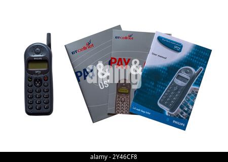 Altes BT Cellnet Pay & Go Philips Savvy Mobiltelefon, Mobiltelefon, mit Benutzerhandbuch Broschüren Bücher auf weißem Hintergrund Stockfoto