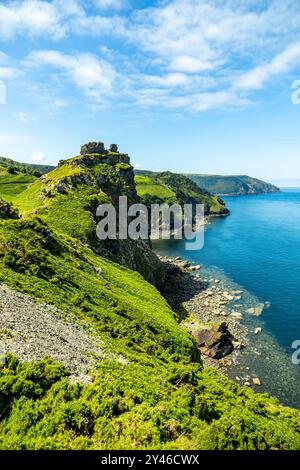 Ein fantastischer Spaziergang durch das Valley of Rocks zur kleinen Hafenstadt Lynmouth in der Grafschaft Devon - Großbritannien Stockfoto