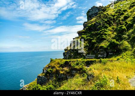 Ein fantastischer Spaziergang durch das Valley of Rocks zur kleinen Hafenstadt Lynmouth in der Grafschaft Devon - Großbritannien Stockfoto