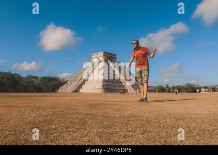 Weißer Mann Tourist in der Nähe der antiken präkolumbianischen Maya-Zivilisation Pyramide - Tempel von Kukulcán in Chichen Itza, Mexiko Stockfoto