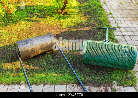 Nahaufnahme der Gitterwalze und der herkömmlichen Rasenwalze zum Nivellieren und Verdichten von Böden im Garten. Schweden. Stockfoto