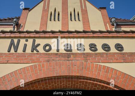 S-Bahnhof, Nikolassee, Zehlendorf, Berlin, Deutschland *** S-Bahnhof, Nikolassee, Zehlendorf, Berlin, Deutschland Stockfoto