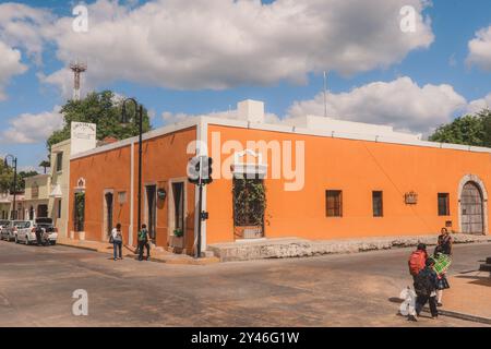 Farbenfrohe Gebäude und Straßen im Stadtzentrum von Valladolid, Mexiko Stockfoto