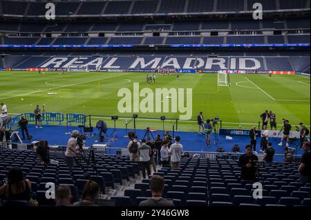 Ein allgemeiner Überblick über das leere Stadion, während die Stuttgarter Spieler während des VfB Stuttgart Pitch Walk and Press Conference vor ihrem Fußball-Spiel der UEFA Champions League gegen Real Madrid im Estadio Santiago Bernabeu am 16. September 2024 in Madrid trainiert werden. Stockfoto