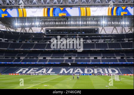 Ein allgemeiner Überblick über das leere Stadion, während die Stuttgarter Spieler während des VfB Stuttgart Pitch Walk and Press Conference vor ihrem Fußball-Spiel der UEFA Champions League gegen Real Madrid im Estadio Santiago Bernabeu am 16. September 2024 in Madrid trainiert werden. Stockfoto