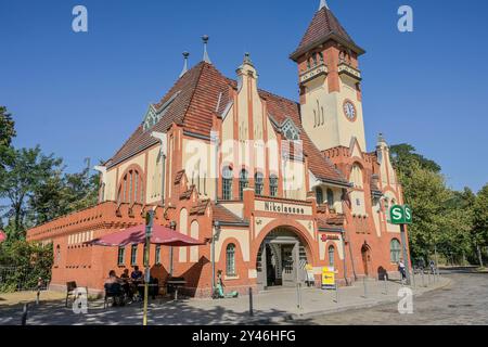 S-Bahnhof, Nikolassee, Zehlendorf, Berlin, Deutschland *** S-Bahnhof, Nikolassee, Zehlendorf, Berlin, Deutschland Stockfoto