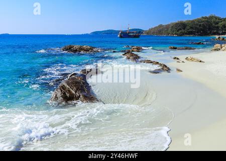 Weißer Sandstrand mit den Big Stones auf Samet Island, Thailand Stockfoto