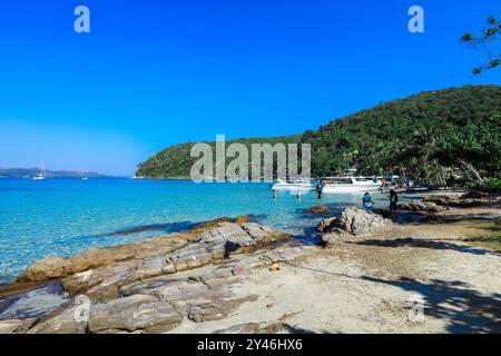 Weißer Sandstrand mit den Big Stones auf Samet Island, Thailand Stockfoto