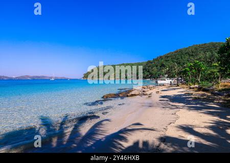 Weißer Sandstrand mit den Big Stones auf Samet Island, Thailand Stockfoto