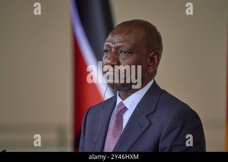 Bundeskanzler Olaf Scholz SPD empfaengt am Freitag 13.09.2024 den Praesidenten der Republik Kenia, William Samoei Ruto Foto, im Bundeskanzleramt in Berlin. Am Nachmittag unterzeichneten Bundesinnenministerin Nancy Faeser SPD und der kenianische Aussenminister Musalia Mudavadi die Vereinbarung zum Migrationsabkommen. Mit dem Migrationsabkommen verfolgt die Bundesregierung das Ziel, mit anderen Staaten sowohl bei der Fachkraefteeinwanderung als auch bei der Rueckfuehrung von Menschen ohne BLEIBERECHT besser zusammenzuarbeiten. Das Thema Abschiebungen spielt gegenueber Kenia keine große Rolle. I Stockfoto