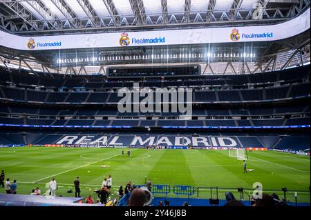 Madrid, Madrid, Spanien. September 2024. Ein allgemeiner Überblick über das leere Stadion, während die Stuttgarter Spieler während des VfB Stuttgart Pitch Walk and Press Conference vor ihrem Fußball-Spiel der UEFA Champions League gegen Real Madrid im Estadio Santiago Bernabeu am 16. September 2024 in Madrid trainiert werden. (Kreditbild: © Alberto Gardin/ZUMA Press Wire) NUR REDAKTIONELLE VERWENDUNG! Nicht für kommerzielle ZWECKE! Stockfoto