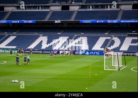 Madrid, Madrid, Spanien. September 2024. Ein allgemeiner Überblick über das leere Stadion, während die Stuttgarter Spieler während des VfB Stuttgart Pitch Walk and Press Conference vor ihrem Fußball-Spiel der UEFA Champions League gegen Real Madrid im Estadio Santiago Bernabeu am 16. September 2024 in Madrid trainiert werden. (Kreditbild: © Alberto Gardin/ZUMA Press Wire) NUR REDAKTIONELLE VERWENDUNG! Nicht für kommerzielle ZWECKE! Stockfoto