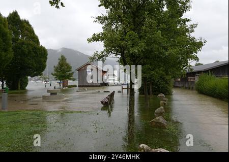 Auswirkungen des Regenunwetters im Bereich zwischen Gmunden und Traunkirchen am Traunsee im oberösterreichischen Salzkammergut, am 16.09.2024. Das Bild zeigt einen Blick über den überschwemmten Lehenaufsatz, mit einem Blick auf den Traunsee, die Bootshütte der Wasserrettung und das Seeschloss Ort 2024 - Auswirkungen des Regenunwetters im Bereich zwischen Gmunden und Traunkirchen am Traunsee im oberösterreichischen Salzkammergut, am 16.09.2024. *** Auswirkungen des Regenwetters im Gebiet zwischen Gmunden und Traunkirchen am Traunsee im oberösterreichischen Salzkammergut, am 16 09 2024 das Bild Stockfoto