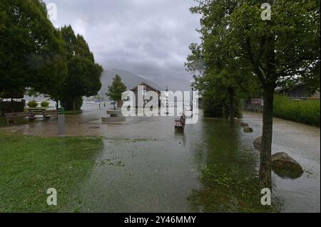 Auswirkungen des Regenunwetters im Bereich zwischen Gmunden und Traunkirchen am Traunsee im oberösterreichischen Salzkammergut, am 16.09.2024. Das Bild zeigt einen Blick über den überschwemmten Lehenaufsatz, mit einem Blick auf den Traunsee, die Bootshütte der Wasserrettung und das Seeschloss Ort 2024 - Auswirkungen des Regenunwetters im Bereich zwischen Gmunden und Traunkirchen am Traunsee im oberösterreichischen Salzkammergut, am 16.09.2024. *** Auswirkungen des Regenwetters im Gebiet zwischen Gmunden und Traunkirchen am Traunsee im oberösterreichischen Salzkammergut, am 16 09 2024 das Bild Stockfoto