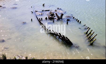 Kleines Schiffswrack im Sumpf, Insel Ré, Deux-Sèvres, Frankreich Stockfoto