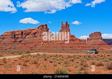 SUV-Lager mit Solarpaneelen unter Putterman auf dem Thron, Putterman in der Badewanne, DeGaulle und seine Truppen im Tal der Götter von Utah Stockfoto