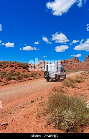 Wohnmobil auf unbefestigtem Weg durch Utahs Tal der Götter Stockfoto