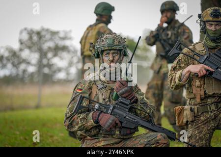 Besuch des Bundesministers der Verteidigung Boris Pistorius in der Artillerieschule Idar-Oberstein, Artillerie-Beobachter, deutsche Soldaten, Ausrüstung, Tarnung, Bundeswehr, G36-Gewehr, Einsatzbereitschaft, Modernisierung der Streitkräfte, Landes- und Bündnisverteidigung, NATO-Übungen, militärische Ausbildung, Krisenvorsorge, Verteidigungspolitik, Symbolfoto für aktuelle Militärpolitik, Bundeswehr-Reform, Einsatzfähigkeit, sicherheitspolitische Lage. Symbolfoto Idar-Oberstein Rheinland-Pfalz Deutschland *** Besuch von Bundesverteidigungsminister Boris Pistorius in der Artillerieschule Idar Stockfoto