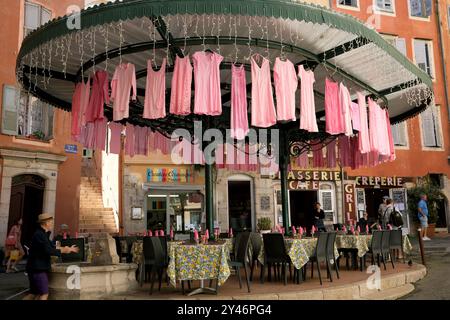Pinkfarbene Kleidungsstücke schmücken das Restaurant in den Straßen von Grasse in Frankreich Stockfoto
