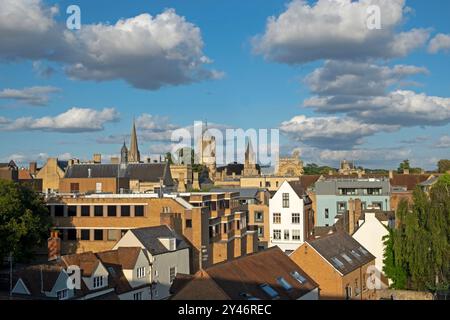 Hohe Aussicht auf die Skyline der Stadt mit Blick nach Osten in Richtung Tom Tower über Häuser Dächer Wohngebiet im Oxford City Centre England UK 2024 Stockfoto