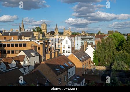 Hohe Aussicht auf die Skyline der Stadt mit Blick nach Osten in Richtung Tom Tower über die Häuserdächer der Westgate Shopping Mall in Oxford City Centre England UK 2024 Stockfoto