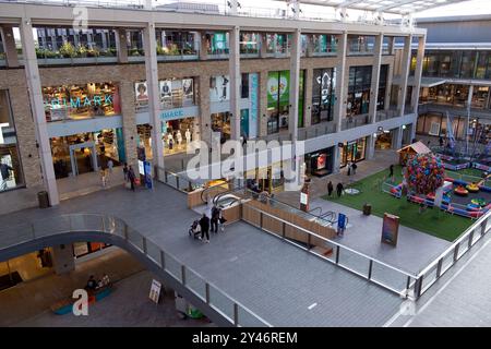 Hohe Sicht auf die Menschen auf Gehwegen, die in den Einkaufszentren von Westgate Shopping Shops im Oxford City Centre Oxford England UK schlendern Stockfoto