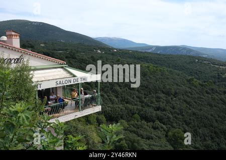 Restaurant mit Balkon auf der Terrasse in Mons, Provence-Alpes-Côte d'Azur. Stockfoto