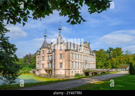 1750 Wasserschloss Poeke / Kasteel van Poeke im Rokoko-Stil bei Aalter, Ostflandern, Belgien Stockfoto