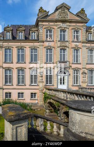 1750 Wasserschloss Poeke / Kasteel van Poeke im Rokoko-Stil bei Aalter, Ostflandern, Belgien Stockfoto