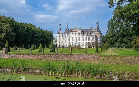 1750 Wasserschloss Poeke / Kasteel van Poeke im Rokoko-Stil bei Aalter, Ostflandern, Belgien Stockfoto