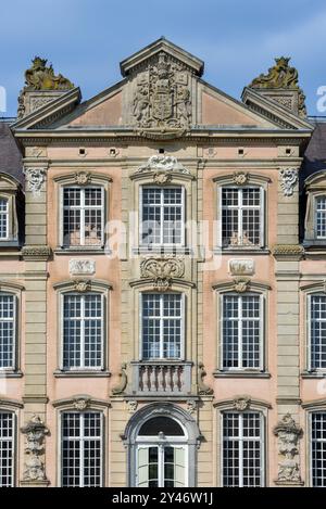 Fassade mit Hochrelief-architektonischen Ornamenten über Fenstern von Schloss Poeke aus dem Jahr 1750 / Kasteel van Poeke im Rokoko-Stil, Aalter, Ostflandern, Belgien Stockfoto