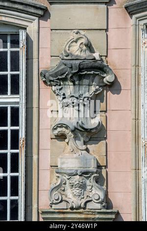 Hochrelief / Altorilievo als architektonisches Ornament an der Fassade von Schloss Poeke 1750 / Kasteel van Poeke im Rokoko-Stil, Aalter, Ostflandern, Belgien Stockfoto