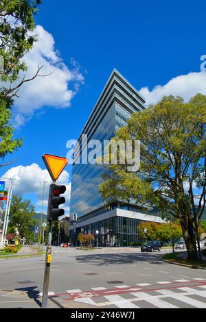 Nova Gorica, Slowenien - 7. September 2024. 11stöckiges EDA Center mit gemischter Nutzung in Erjavceva Ulica, Downtown Nova Gorica. Fertiggestellt 2006, Wahrzeichen aus Stahl und Glas Stockfoto