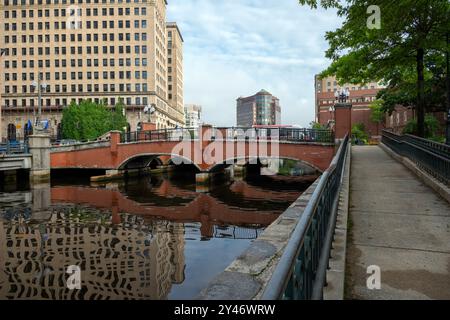 Historische Gebäude und Brücke am Flussufer in der Innenstadt von Providence, Rhode Island und Providence. Stockfoto