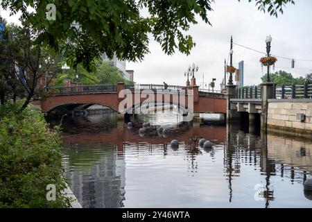 Historische Gebäude und Brücke am Flussufer in der Innenstadt von Providence, Rhode Island und Providence. Stockfoto