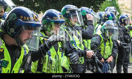 4. August 2024 Bolton, Lancashire, Vereinigtes Königreich. Nach dem gewaltsamen Tod junger Mädchen in Southport kam es in ganz Großbritannien zu gewalttätigen Auseinandersetzungen, die von rechtsextremen Gruppen angeheizt wurden, die im Internet rassistische und islamophobe Desinformationen verbreiten. In Bolton wurde eine Gruppe rechtsextremer Demonstranten von einer kleinen Gruppe von Gegenprotestierenden angegriffen, die von der Greater Manchester Police in Aufruhr auseinander geriet wurden. Irgendwann stürmte eine große Menge asiatischer Männer den Rathausplatz auf, um sich der Rechtsextremen zu stellen. Die beiden gegnerischen Gruppen verteilten sich dann auf die Stadt, getrennt von der Polizei. Zahlreiche Verhaftungen wegen gewalttätiger Unruhen waren m Stockfoto