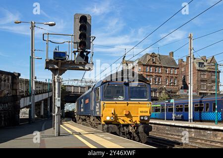 66428 'Carlisle Eden Mind', der durch Bahnsteig 3 am Bahnhof Preston fährt, von der 6K05 1231 Carlisle N.Y. nach Basford Hall Yard (FL). Stockfoto