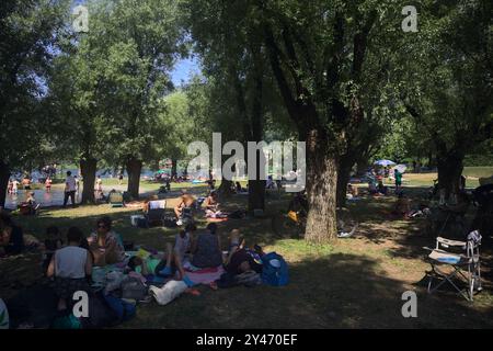 Monasterolo al Castello, Italien - August 2024 - Menschen in einem Park am Seeufer an einem sonnigen Tag Stockfoto