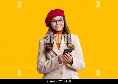 Moderne Chat-Kommunikation. Bloggerin für Mädchen nutzt das Smartphone. Surfen im Internet und Bloggen. Chatten und SMS schreiben. Teenager-Mädchen-Chat online isoliert auf Stockfoto