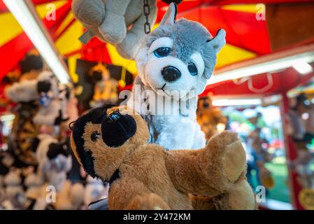 Nahaufnahme der Preise für Kuscheltiere am Messestand Stockfoto