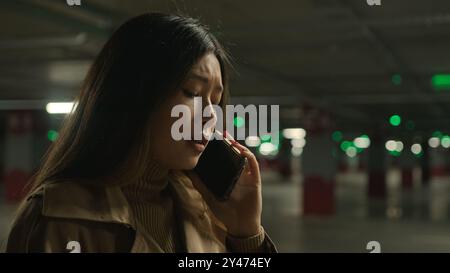 Besorgt verärgert Asiatische Frau sprechen Handy im Parken Anruf besorgt reden enttäuscht Smartphone Konversation Geschäftsproblem chinesisch koreanisch Mädchen Stockfoto