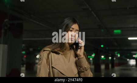 Besorgt verärgert Asiatische Frau sprechen Handy im Parken Anruf besorgt reden enttäuscht Smartphone Konversation Geschäftsproblem chinesisch koreanisch Mädchen Stockfoto