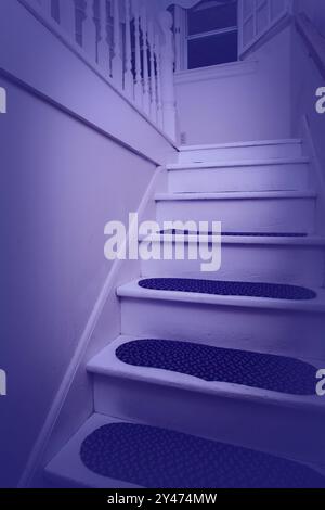 In einem 100 Jahre alten Haus nach oben zu gehen. Stockfoto