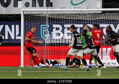 Helmond, Niederlande. September 2024. HELMOND, Helmond Sport - Top Oss, 16.09.2024, Dutch Keuken Kampioen Divisie Season 2024-2025, GS staalwerke stadion Credit: Pro Shots/Alamy Live News Stockfoto