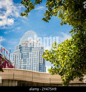 Cincinnati, Ohio, 30. Juli 2022: Blick auf den Great American Tower vom Riverwalk Stockfoto