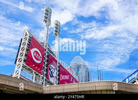 Cincinnati, Ohio, 30. Juli 2022: Cincinnati Reds Stadium und die Heritage Bank Arena mit dem Great American Tower im Hintergrund Stockfoto