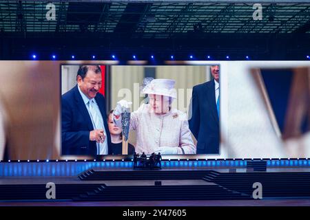 Celtic Park, Glasgow, Schottland, Vereinigtes Königreich, Mittwoch, Juli 2014. Ein Bild auf einer großen Leinwand, das Ihre Majestät Königin Elizabeth II. Und Präsident der Commonwealth Games Federation, Prinz Tunku Imran, mit dem Queen's Baton bei der Eröffnungszeremonie der Commonwealth Games in Glasgow 2014 zeigt Stockfoto