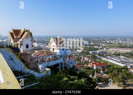 Panoramablick auf die Stadt Prachuap Khiri Khan vom Sightseeing Point, Thailand Stockfoto